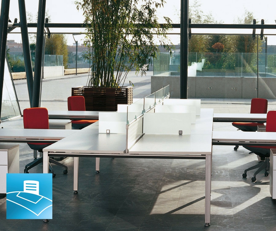 Oficina compuesta con mesas multipuesto estilo minimalista 